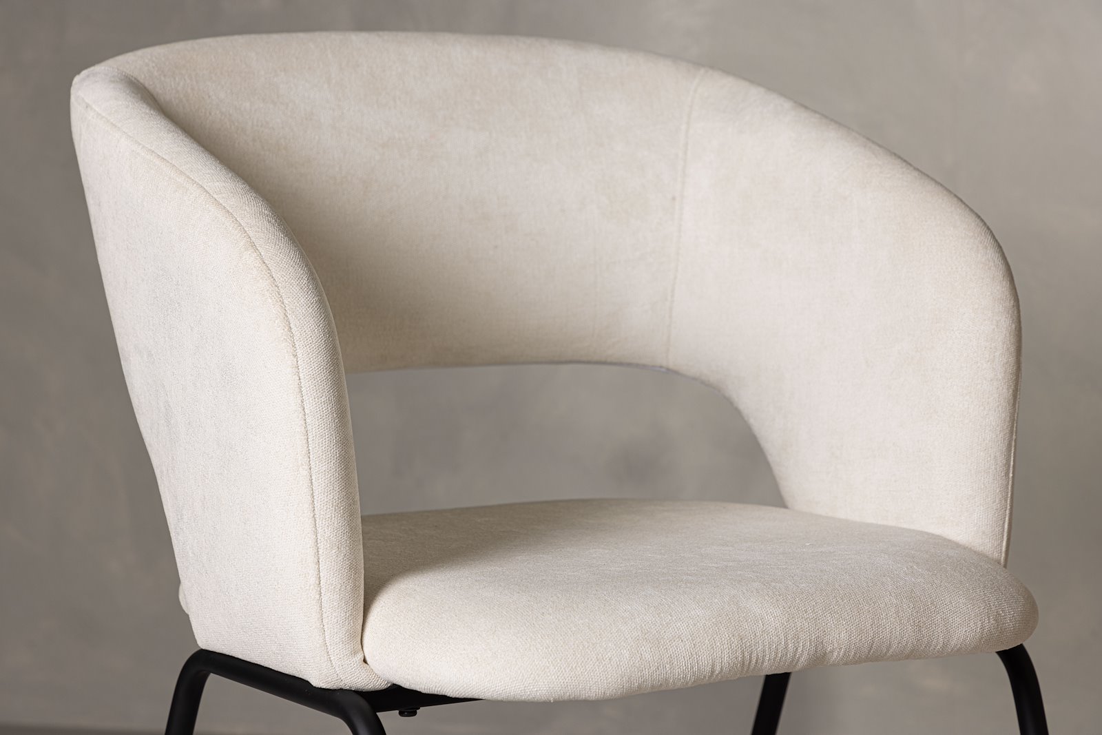 Day Spisestol. Sett av 2. Sett av 2. Offwhite tekstil med sorte stålben.