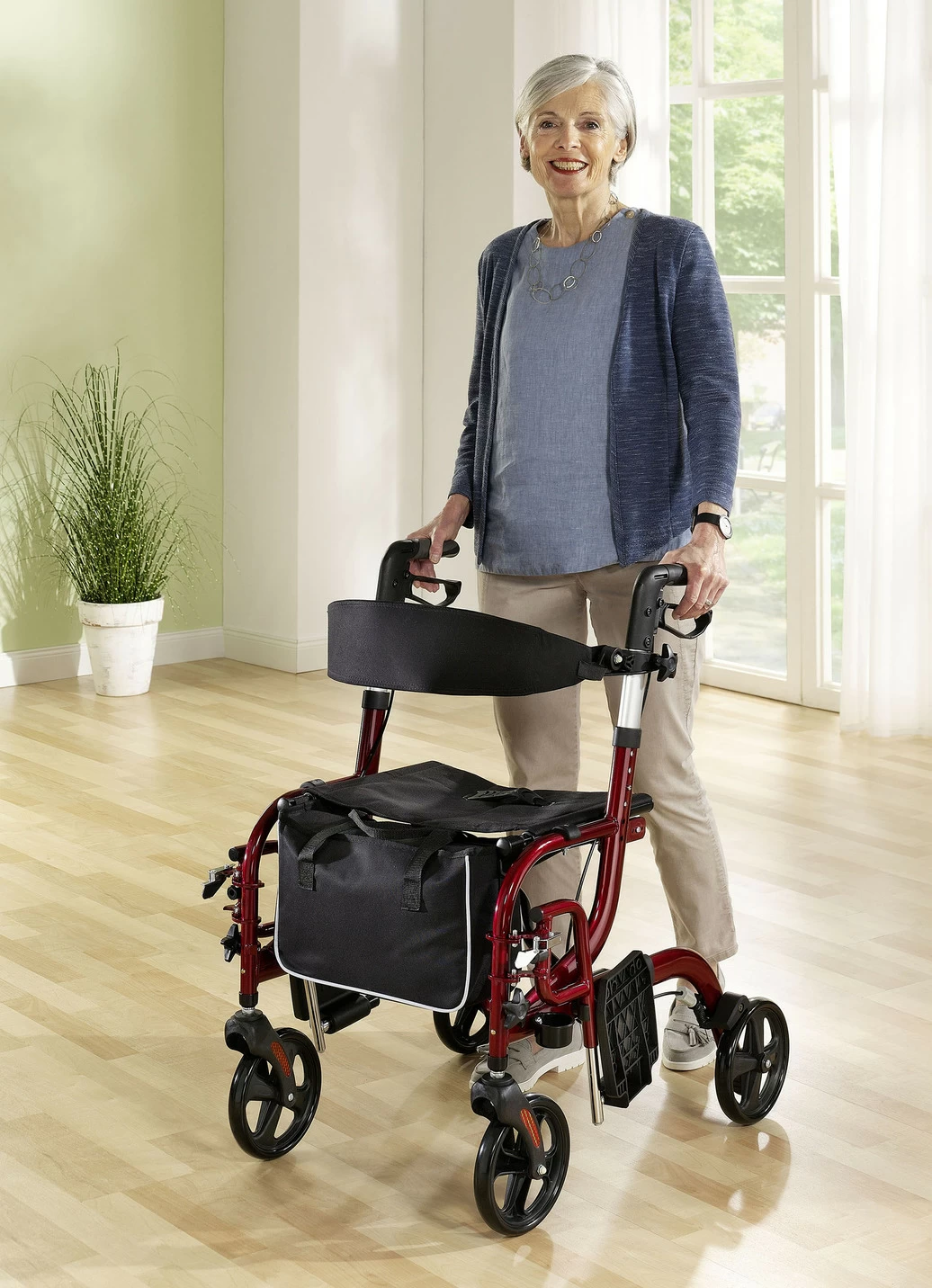 Rollator, auch als Rollstuhl nutzbar