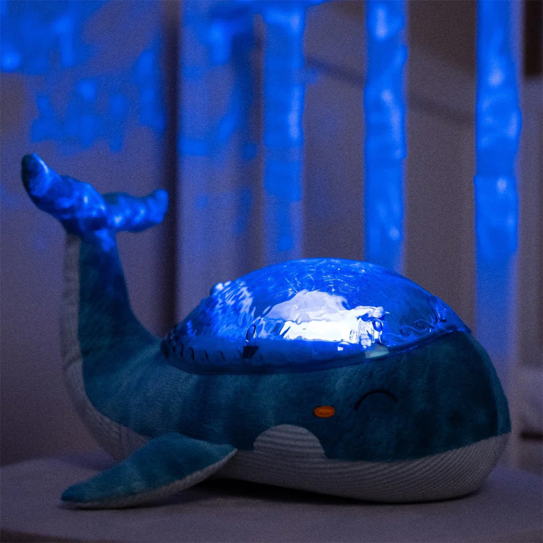 cloud.b knuffelwalvis met nachtlamp en geluid - blauw