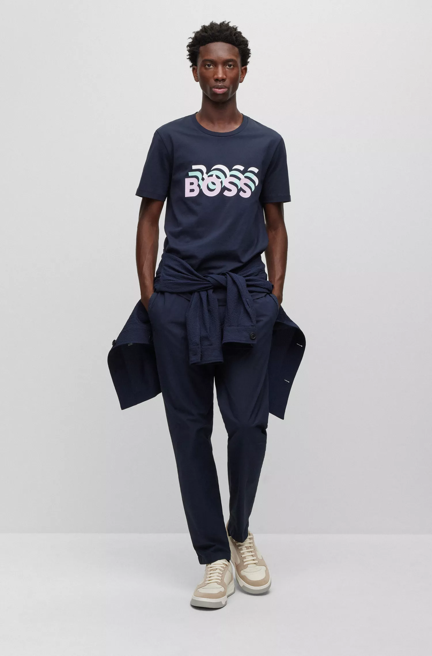 Camiseta BOSS preta de algodão com modelagem slim e logos repetidos.