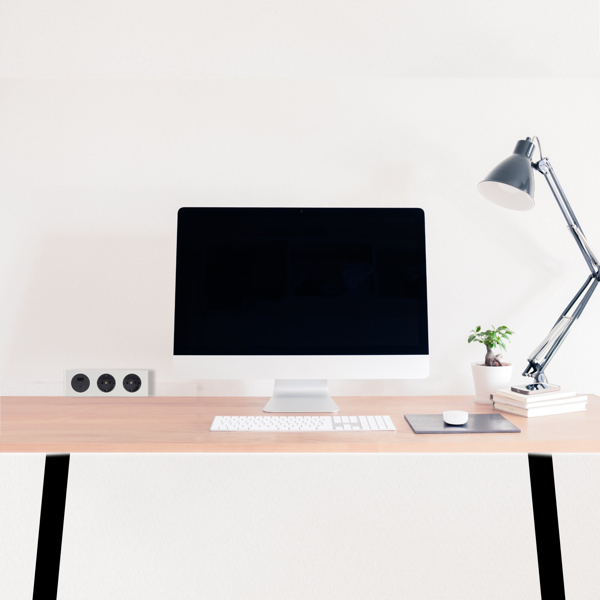 kalb | 3-fach Steckdosenleiste zur Montage, 2x 230V und 2x USB Steckdosen, 200x46x62.5 mm, Anschlusskabel mit Stecker, silber