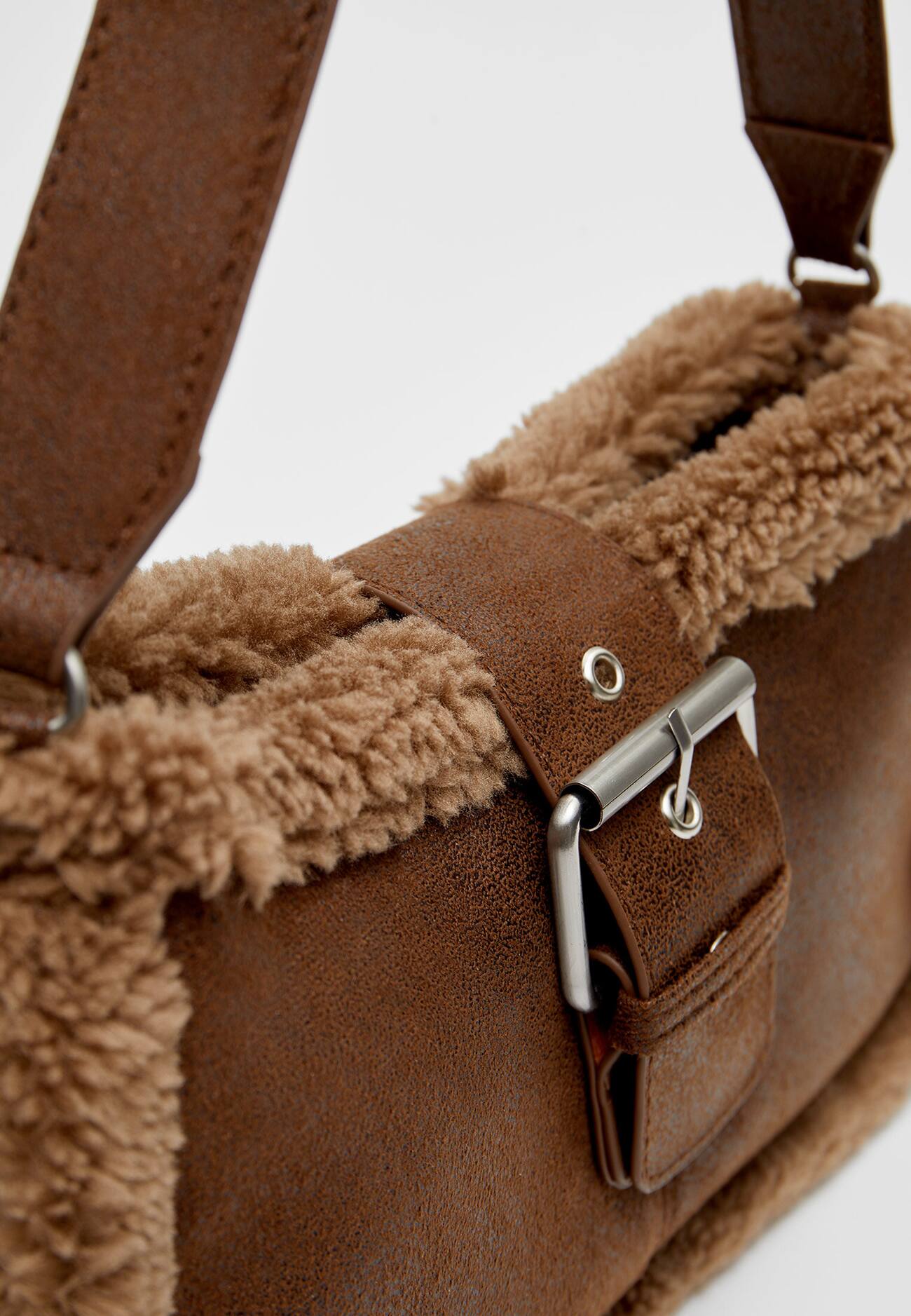 Bolsa de ombro forrada em imitação de pele de carneiro