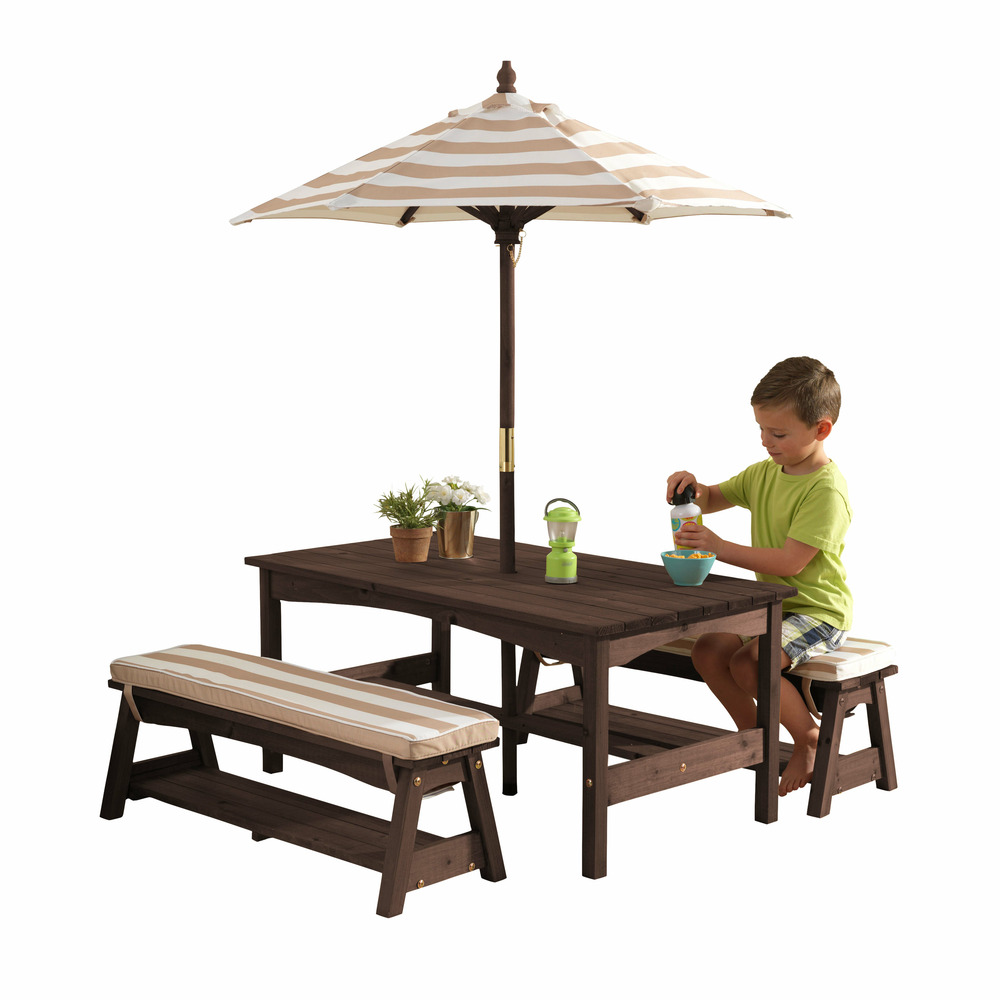 Table et bancs d'extérieur en bois avec coussins et parasol - rayures écru et blanches
