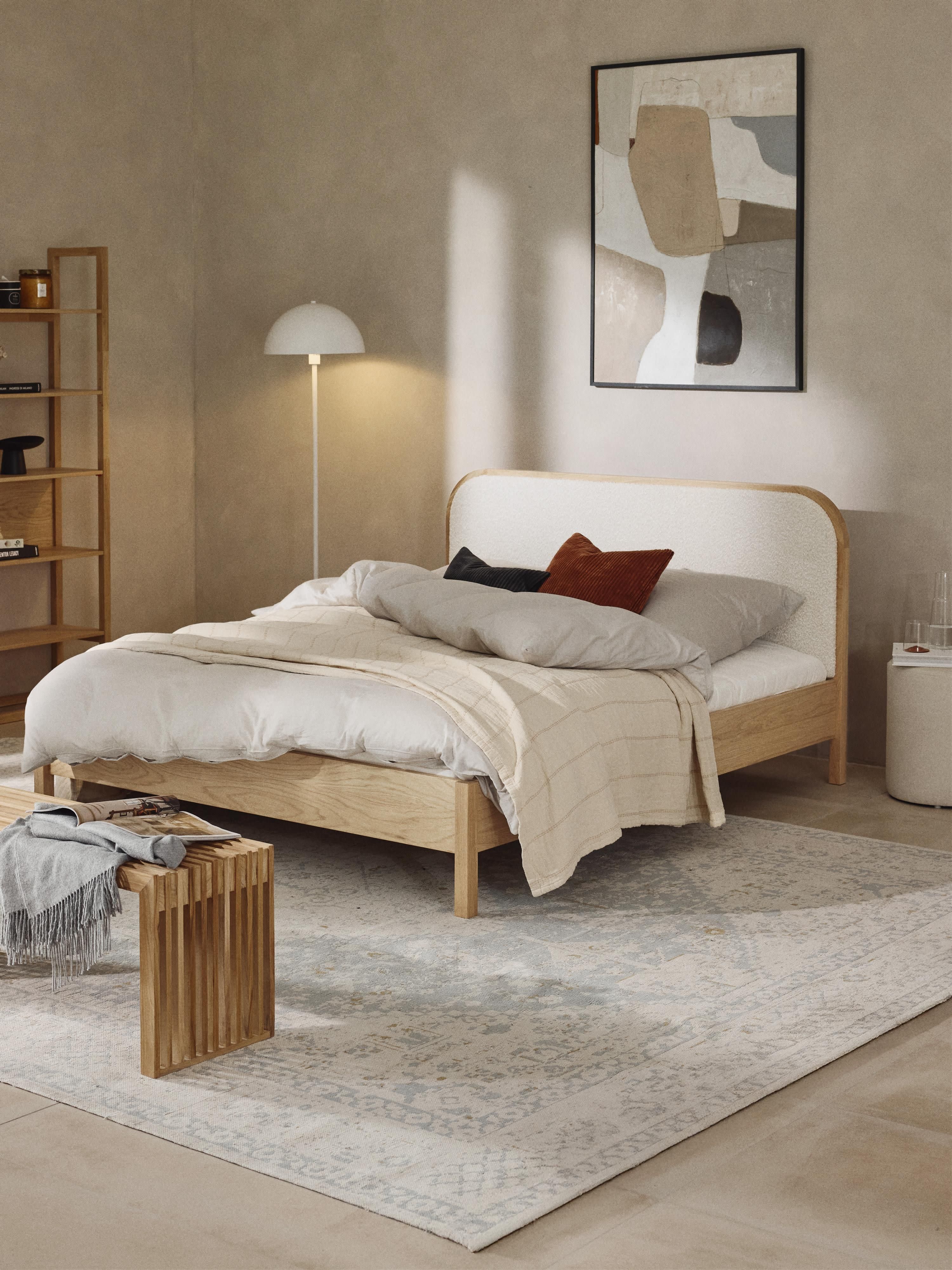 Houten bed Jones met hoofdeinde van bouclé