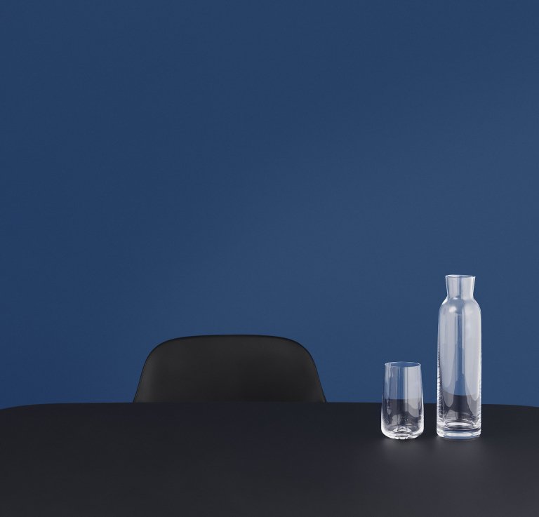 Normann Copenhagen Form Armchair stoel met stalen onderstel licht grijs