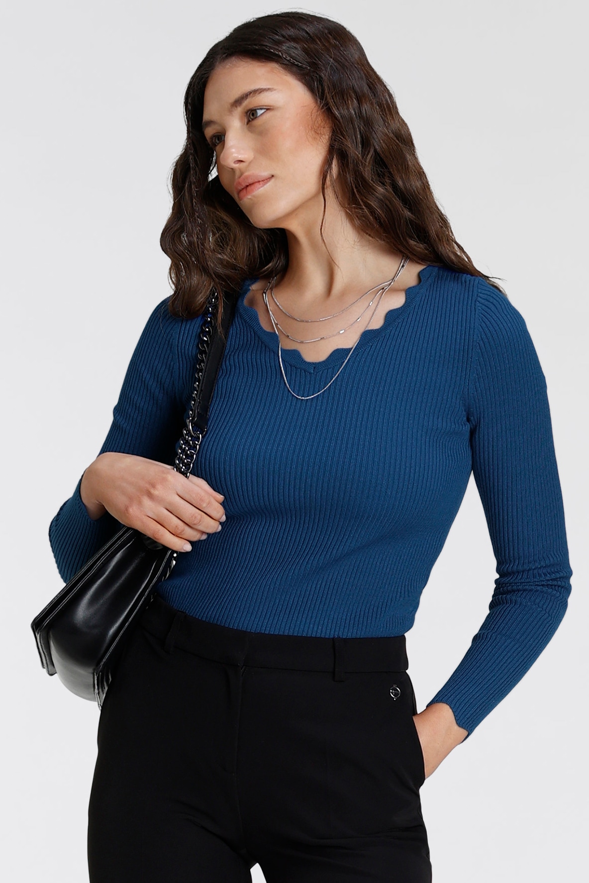 Laura Scott V-Ausschnitt-Pullover , mit femininer Wellenkante