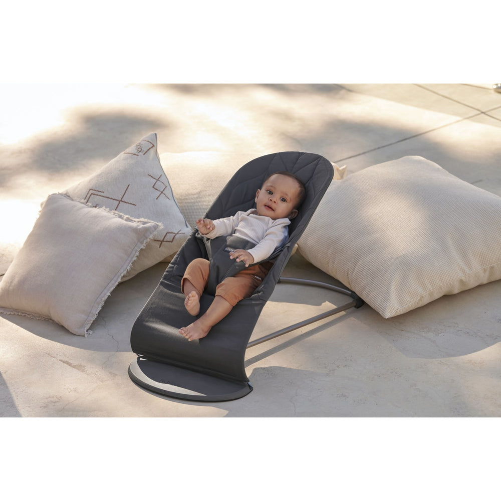 Køb BabyBjörn Anthracite Grey Skråstol Bliss - Vævet, Blomsterbladsquilt