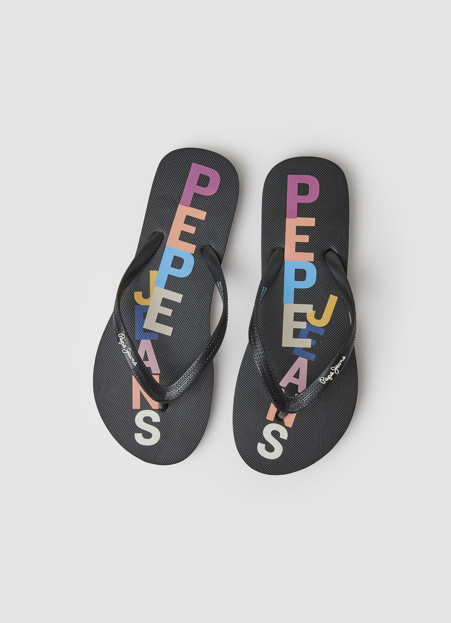 Chinelo de praia com estampa de letras de rastelo - preto
