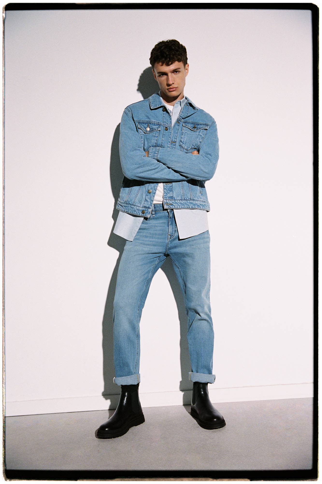 Calça jeans slim, lavagem média, levemente suja.