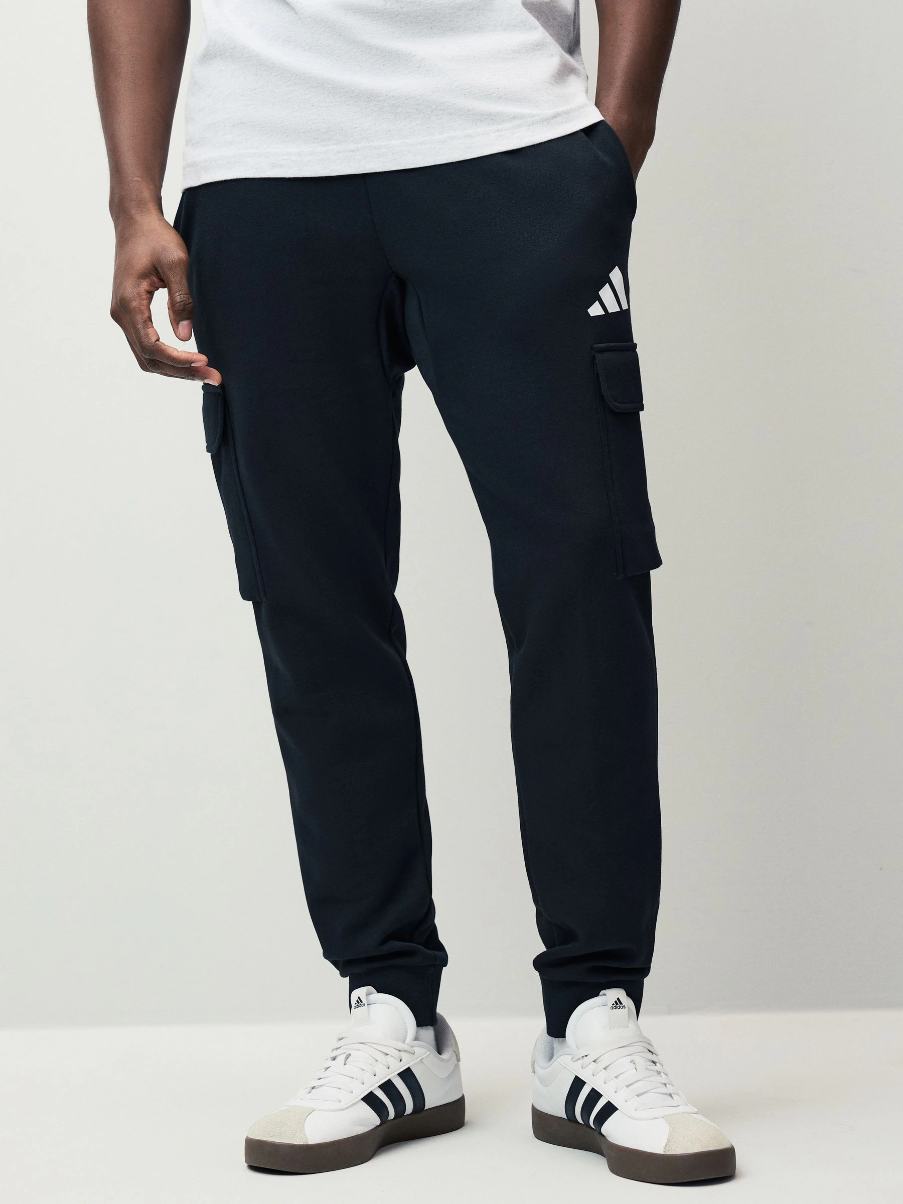 Zwart - adidas Essentials Feelcosy Fleece Cargo Joggers