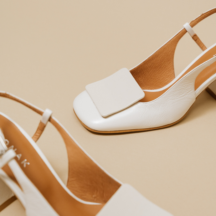 Escarpins slingback à bouts carrés  en vernis plissé écru