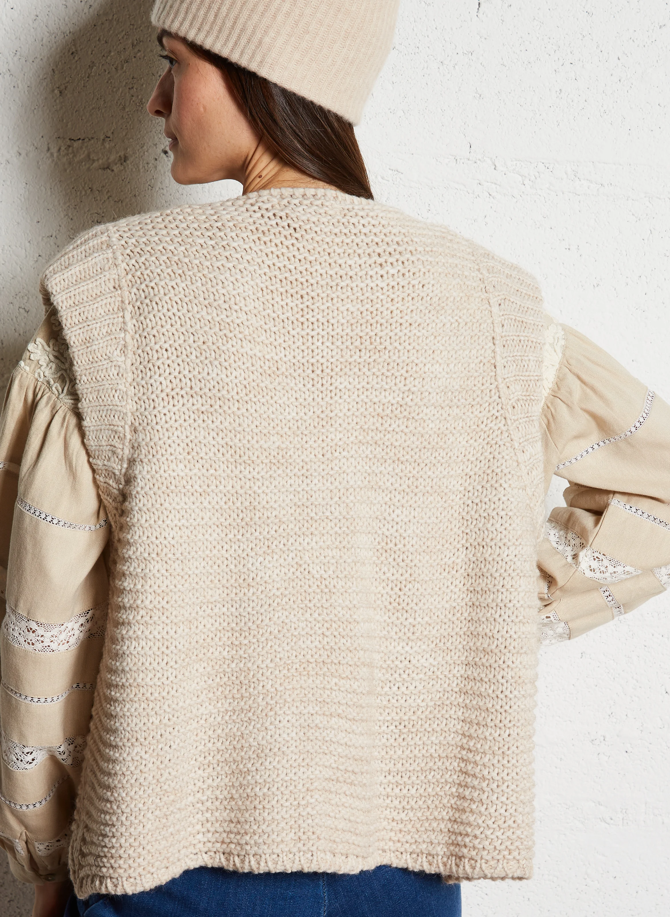 SHERINE - Gilet col rond en maille | Marron