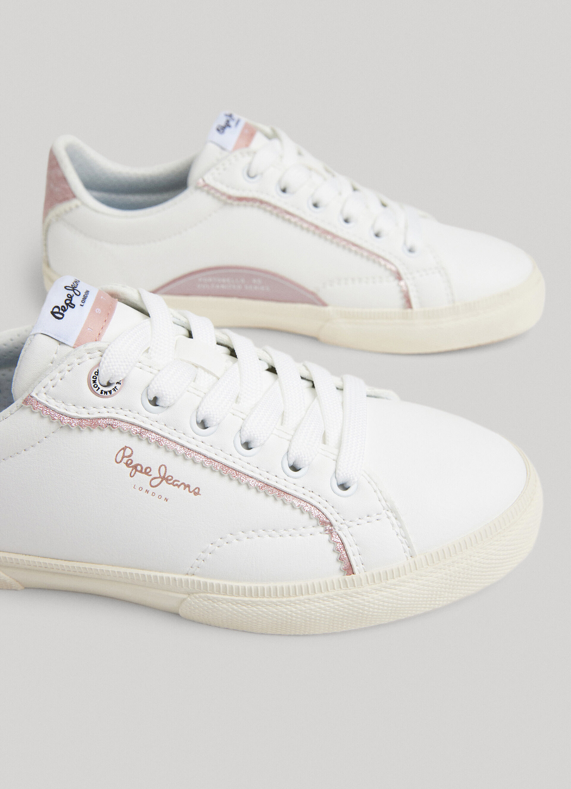 Sapatos clássicos Kenton Yusty - brancos