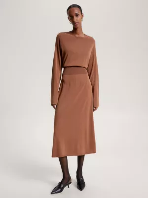 Vestido midi folgado com cintura marcada em jérsei