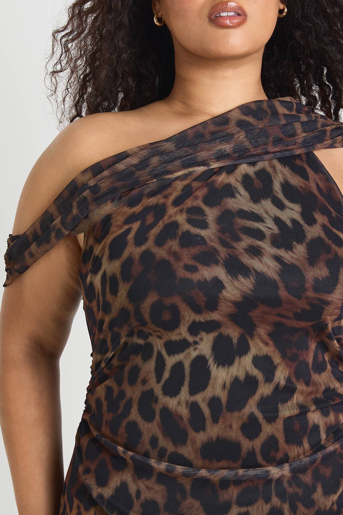 boohoo Robe Mini Asymétrique En Mesh Imprimé Léopard Grande Taille