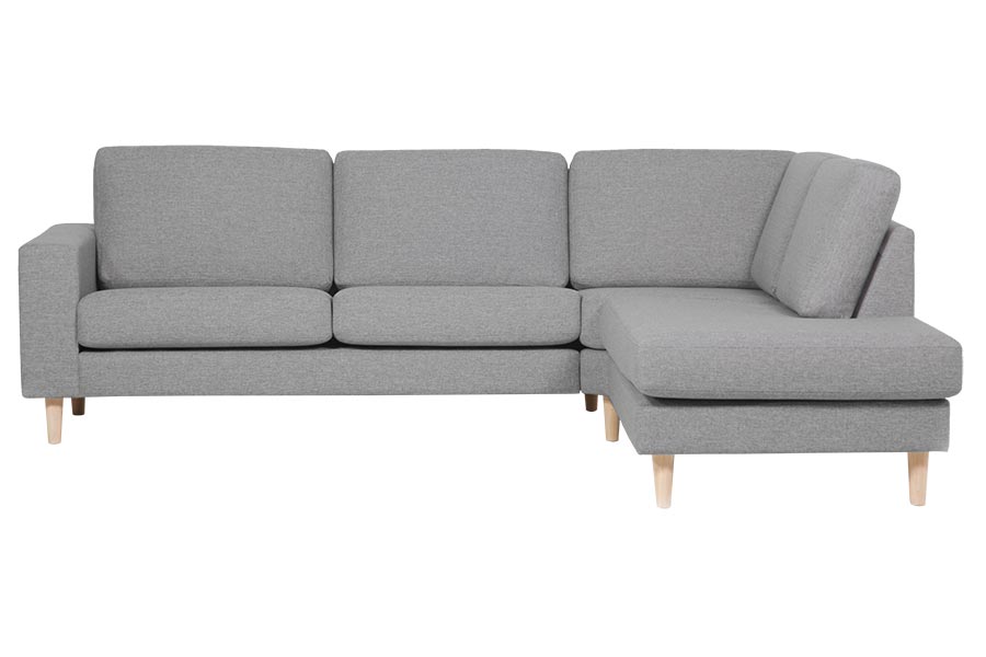 Hedda hjørnesofa 2,5-seter åpen ende høyre i tekstil Inari Light Grey, arm F 18 cm og hvitoljede eikeben.
