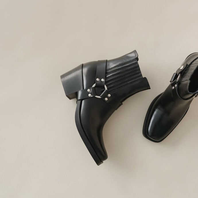 Bottines à fronces et boucles  en cuir noir
