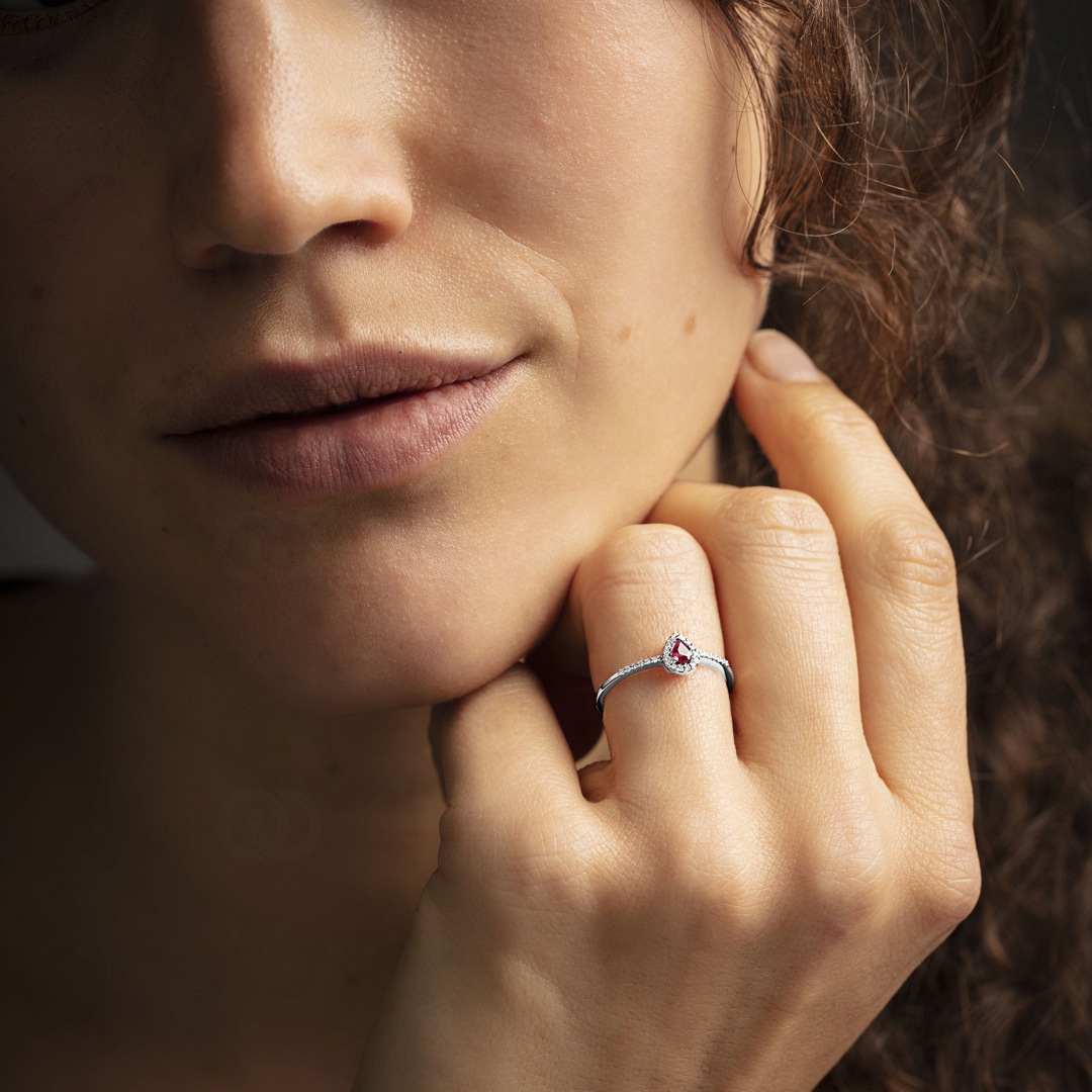 Damenring 750/18 K Weissgold mit Rubin Tropfen und Diamanten 0.08 ct H/si