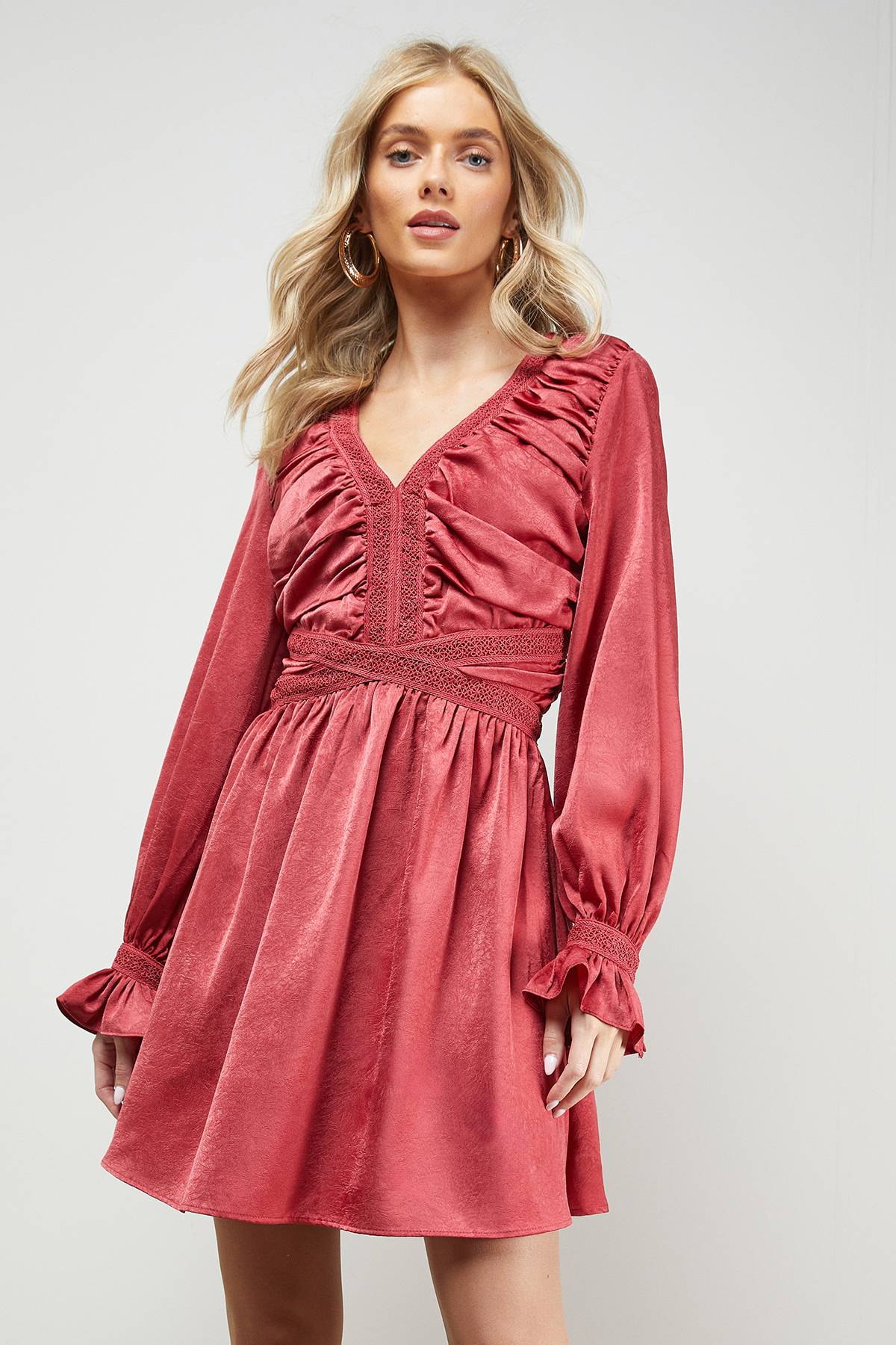 Oasis Robe Mini Col V Froncé avec Finitions en Dentelle