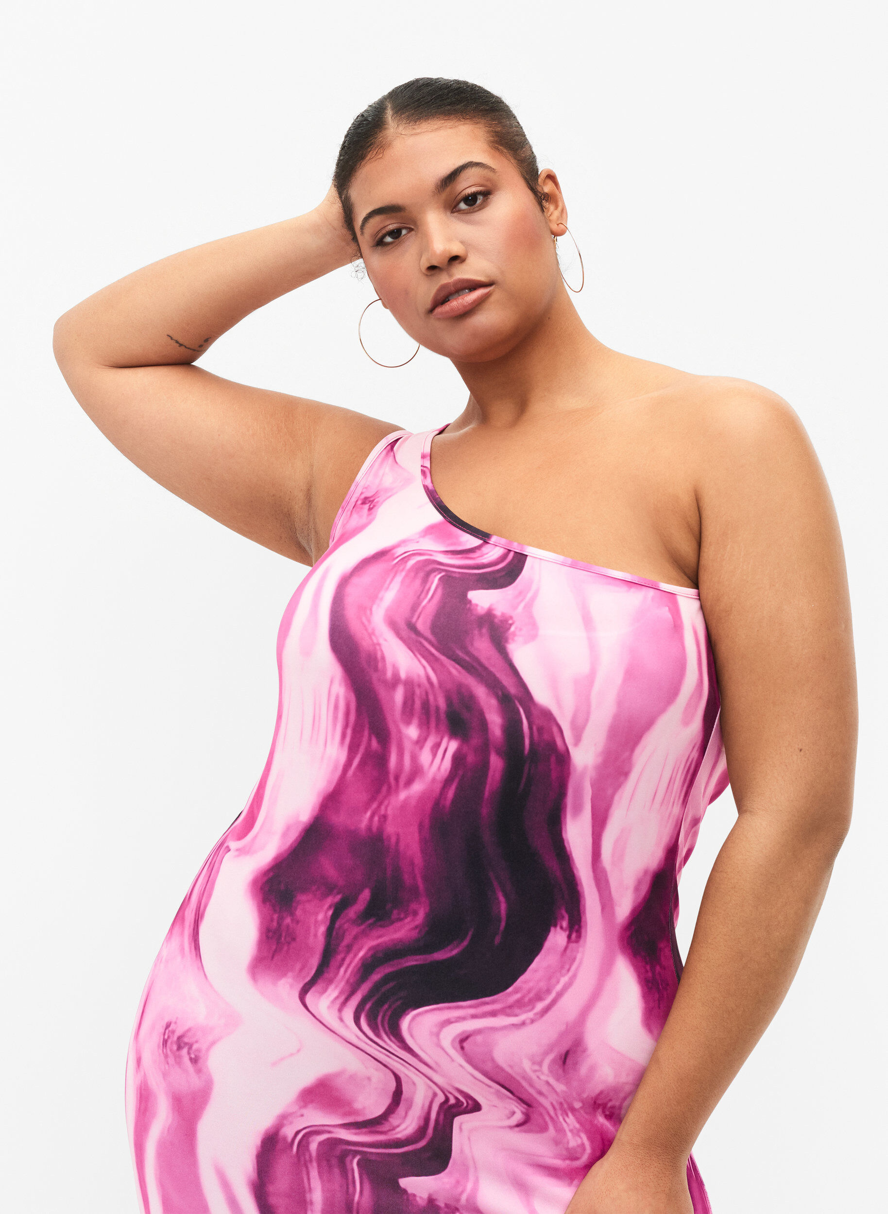 Tætsiddende one-shoulder kjole med print