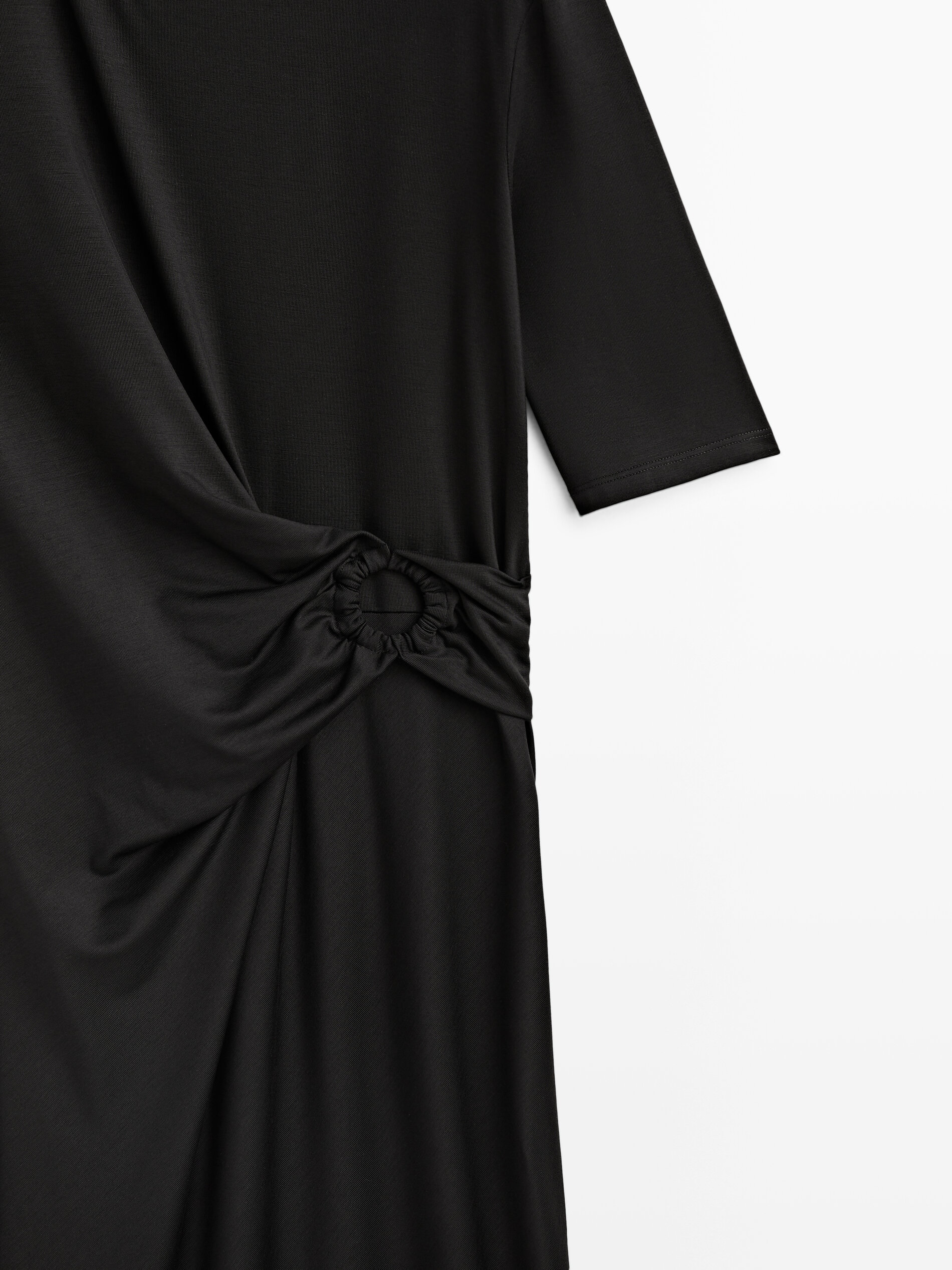 Detalhe de vestido preto em Argolla - PRETO