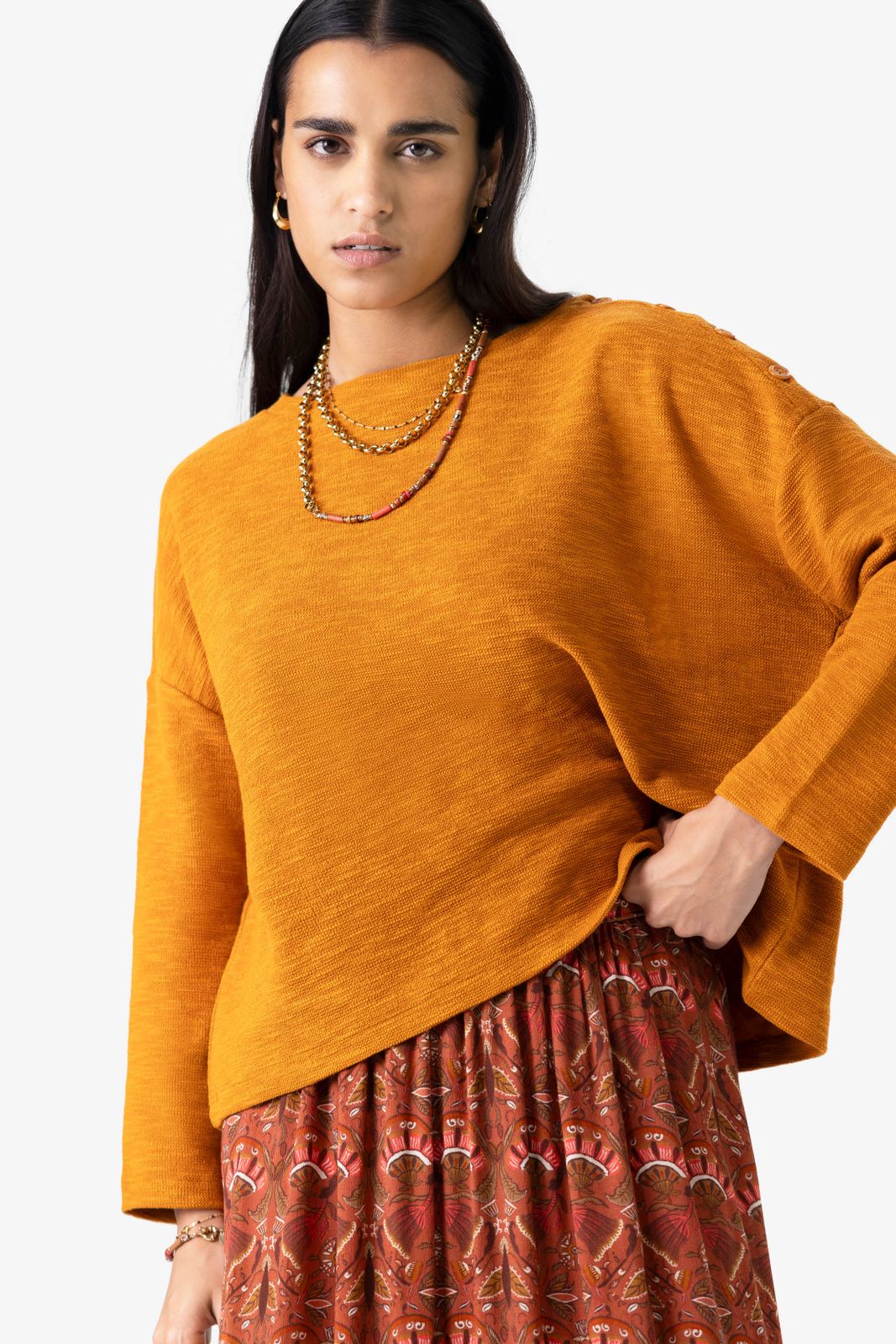 Okergeel T-shirt met knoopdetail