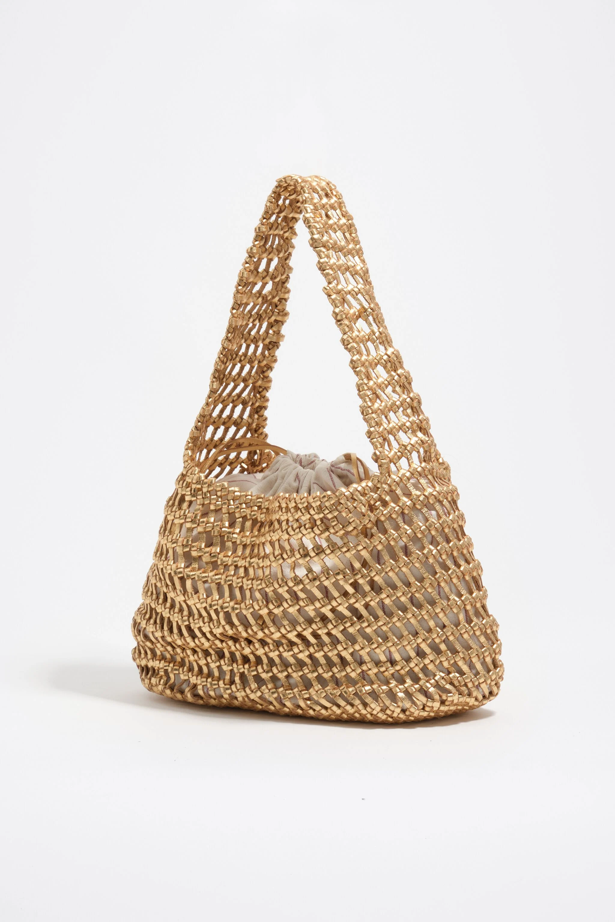 Bolsa média trançada em couro dourado