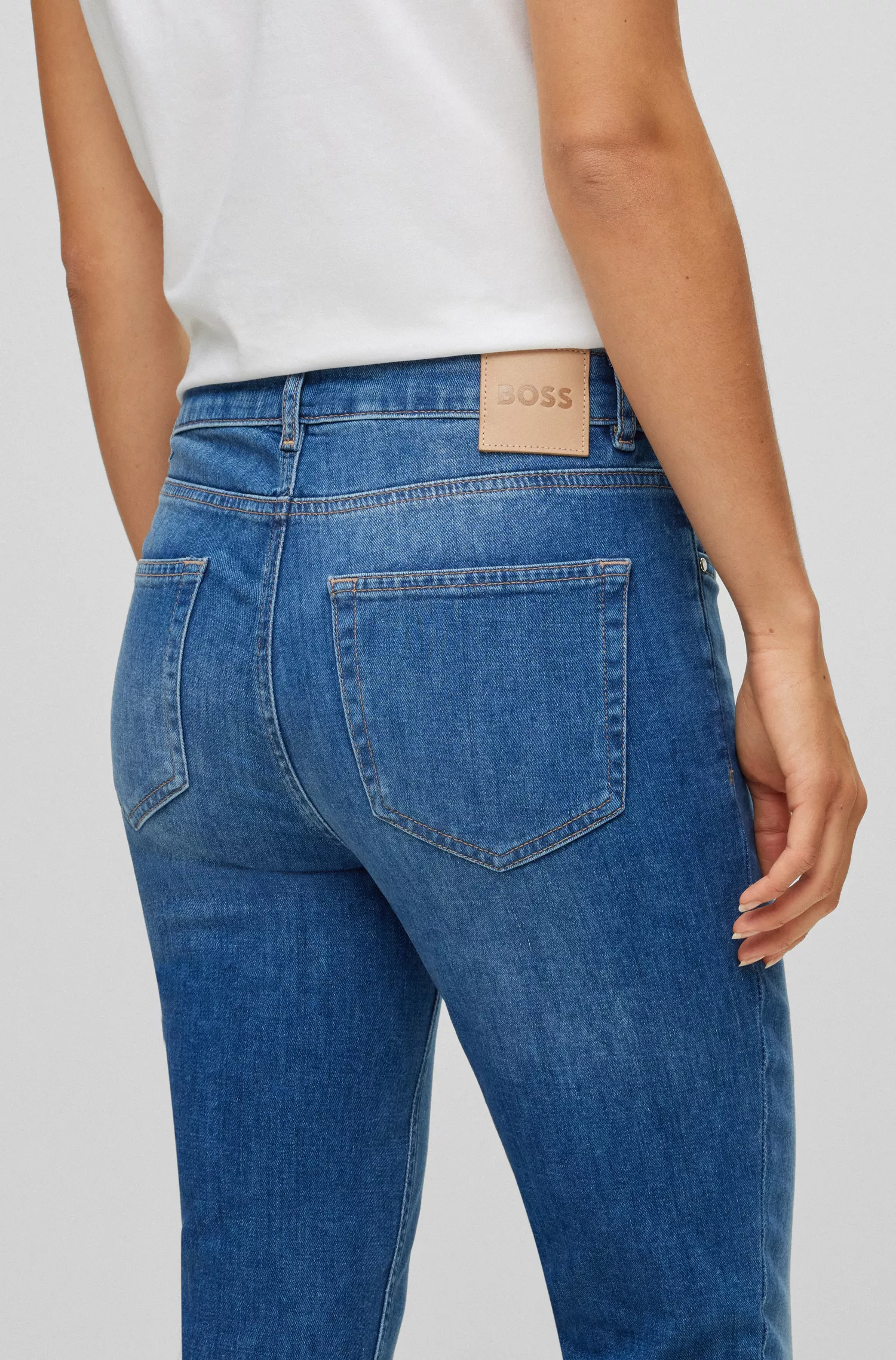 Calça jeans BOSS preta, corte slim, em denim italiano azul com toque de cashmere.