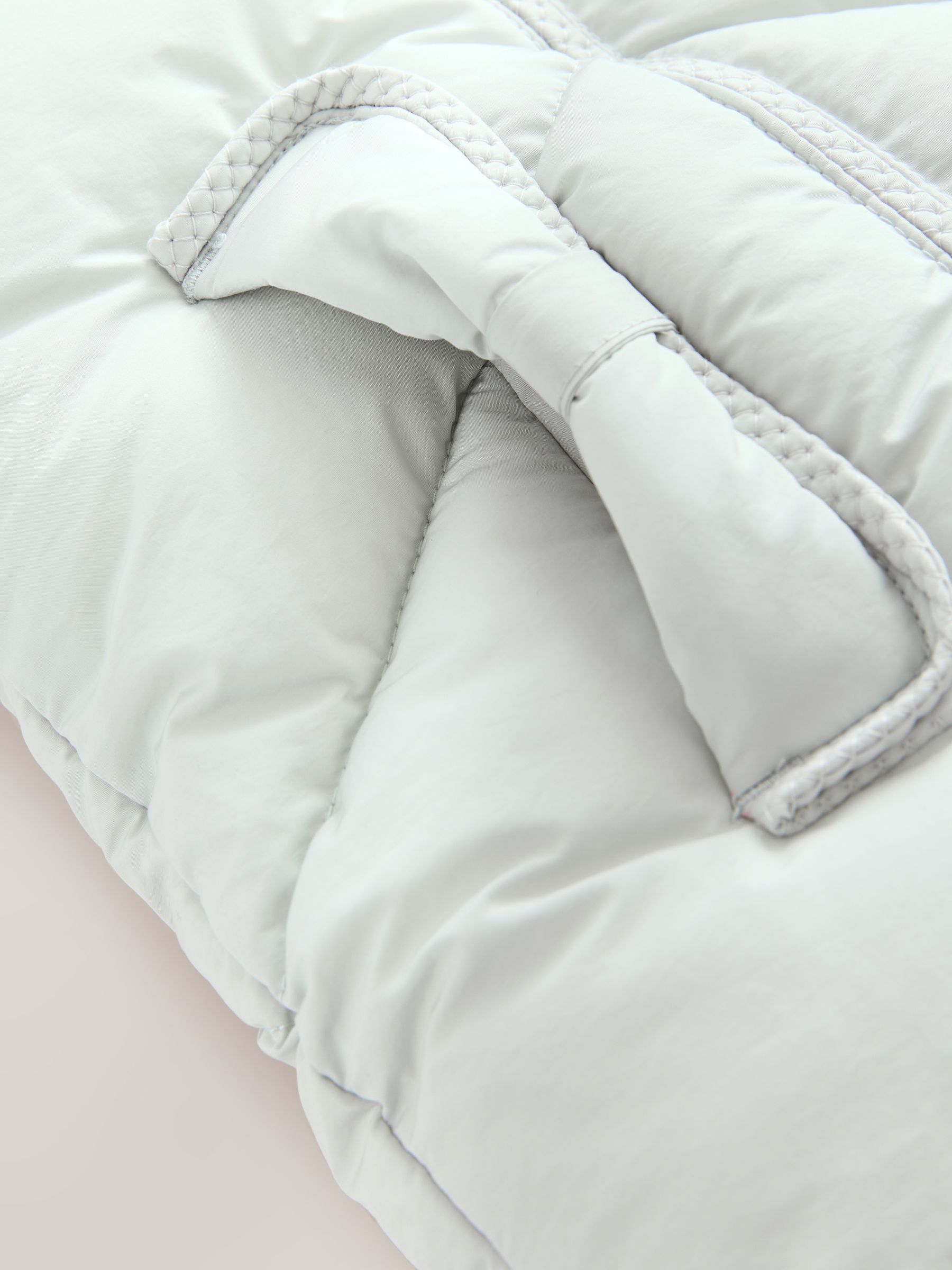 Mintgroen - Baker by Ted Baker - Regenbestendige gewatteerde jas met strikzak en V-vormige print
