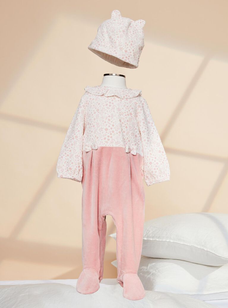 Grenouillère et son bonnet en velours rose poudré et écru
