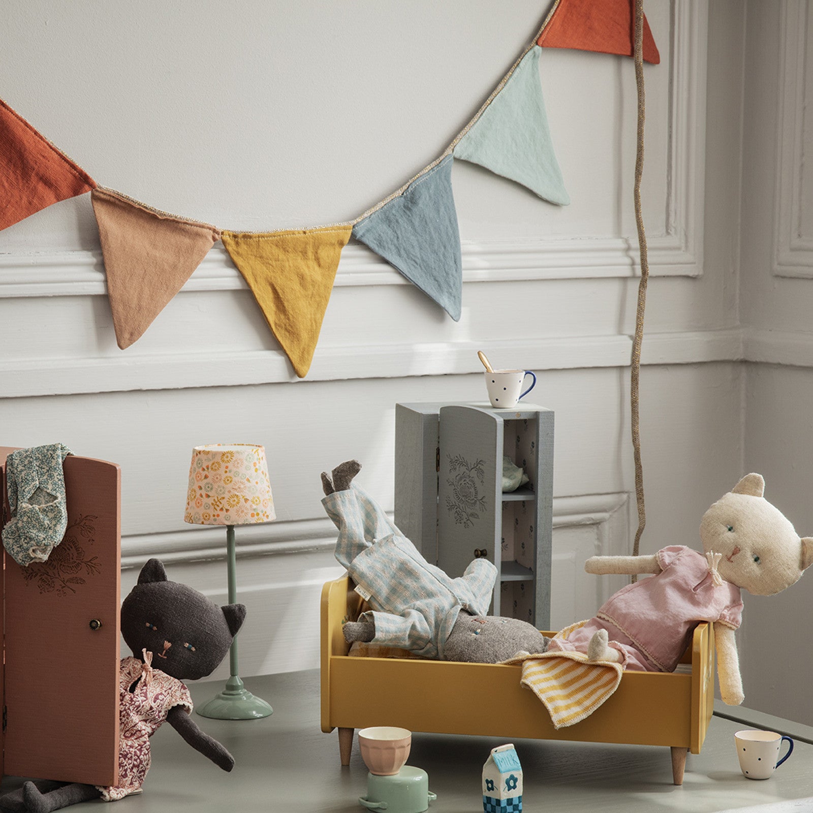 Maileg Miniatur Schrank grau-mint