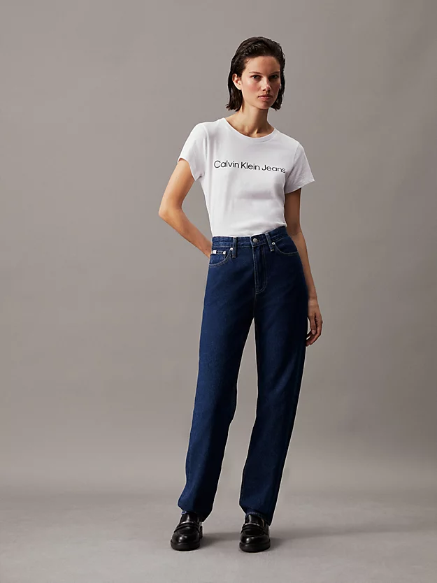Camiseta de algodão orgânico de corte justo com logotipo.