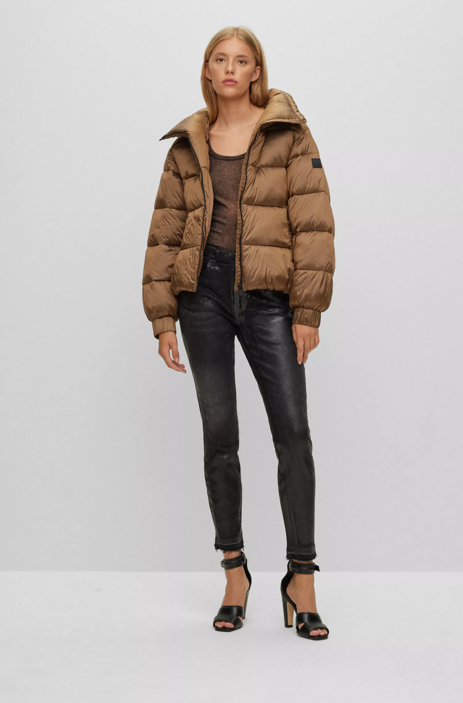 Jaqueta puffer BOSS laranja, corte regular, em tecido brilhante.
