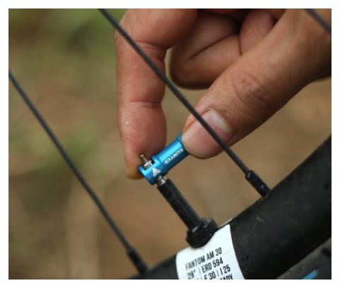 Paire de Valves Tubeless Granite Design Juicy Nipple 45 mm avec Bouchons Démonte-Obus Bleu