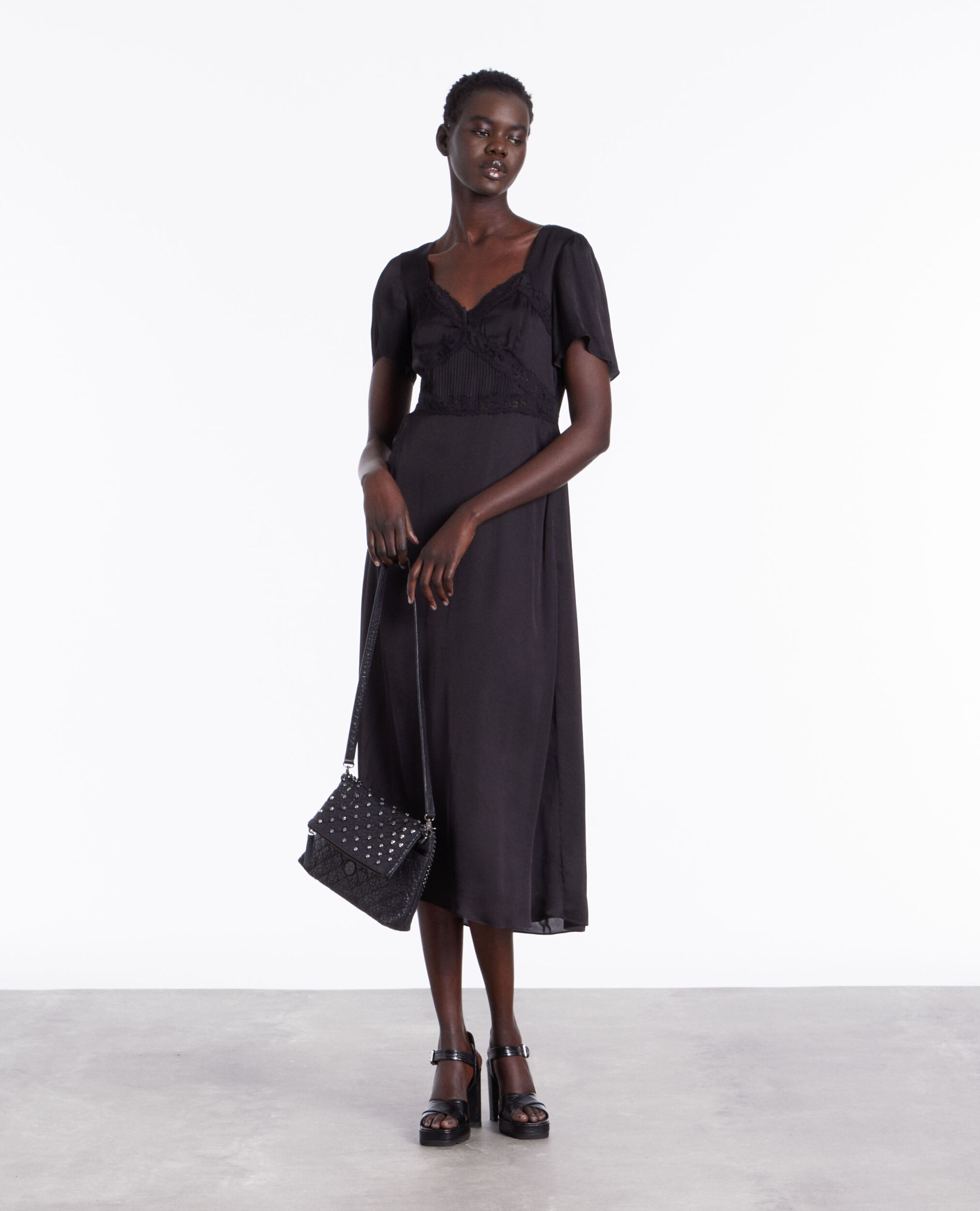 Robe longue noire avec détails en dentelle