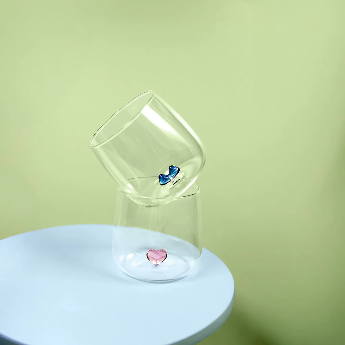 Drikkeglas med præget sløjfe indeni