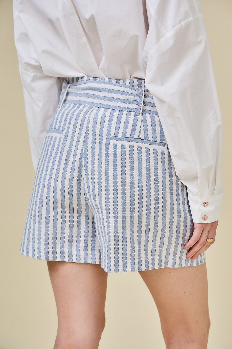Vejo você em breve<br>Gestreepte short met riem