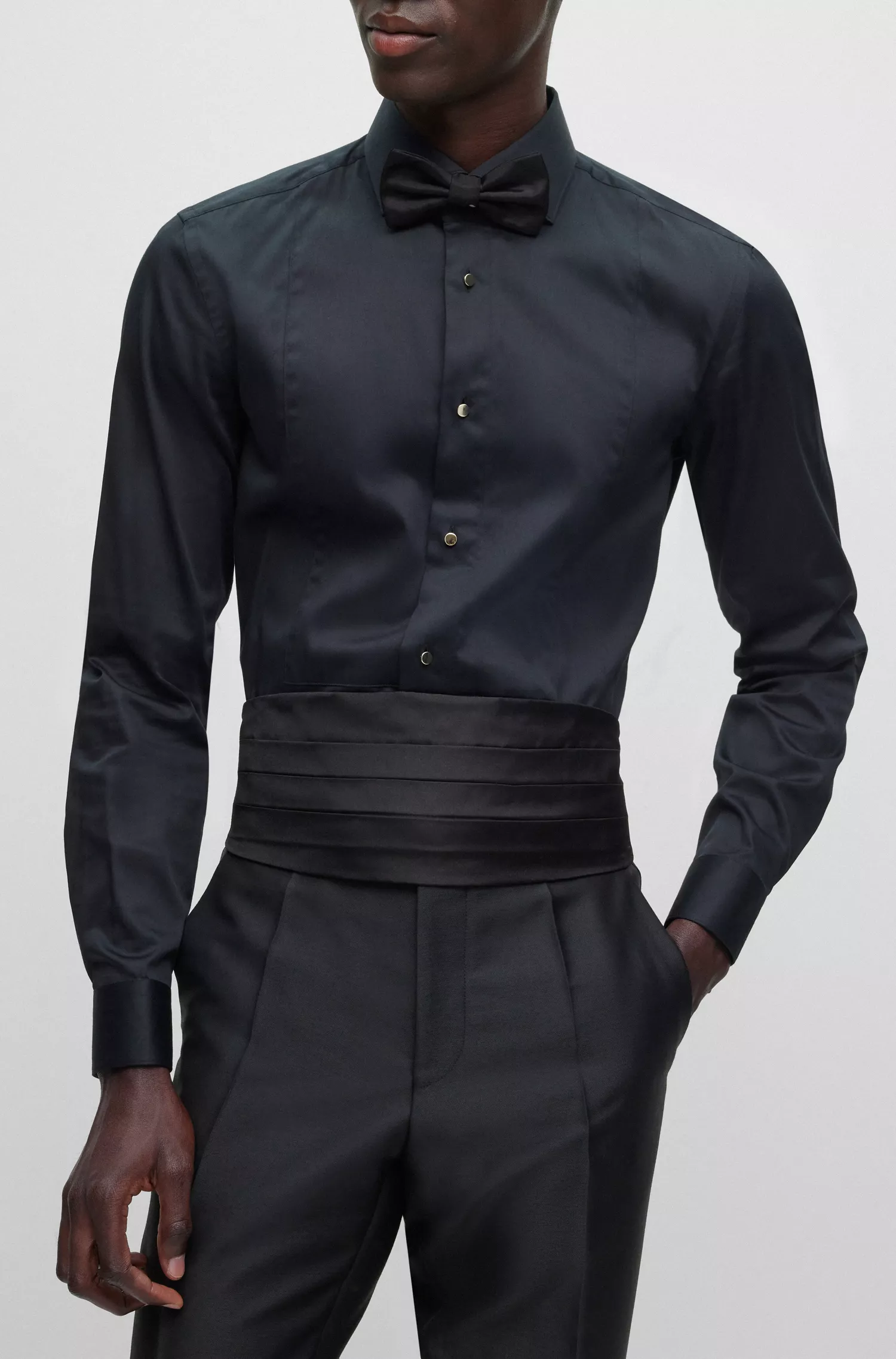 Camisa social BOSS preta, corte slim, em cetim de algodão elástico.