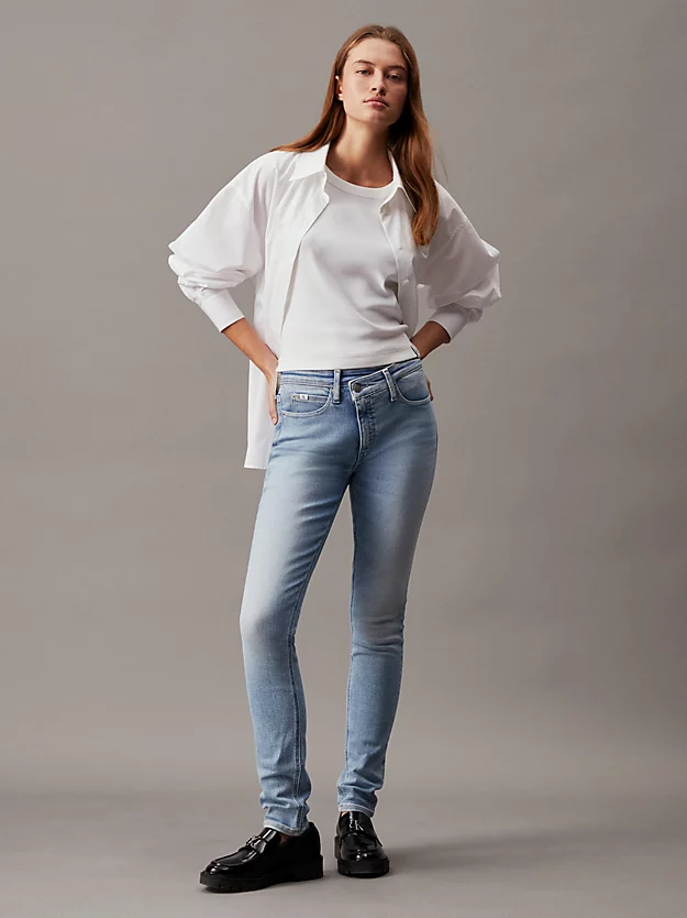 Calça jeans skinny de cintura média