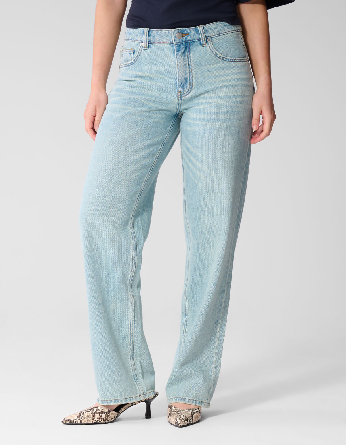 Soft Straight Fit Jeans Bleached