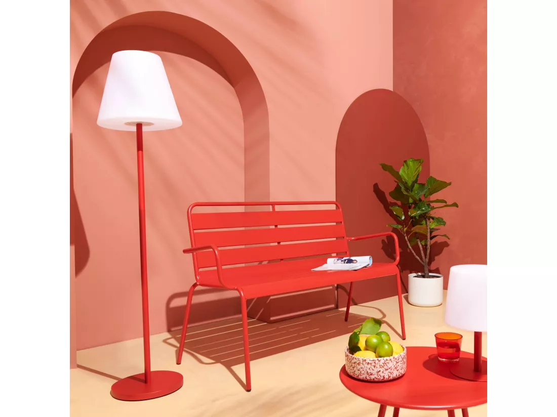 Lampadaire en acier rouge