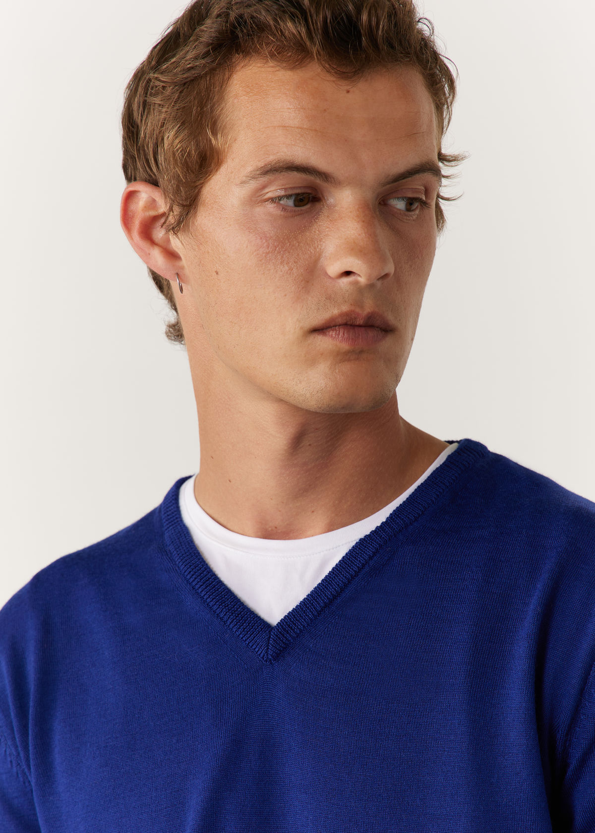 Pull col V en laine Mérinos mélangée unie bleu cobalt