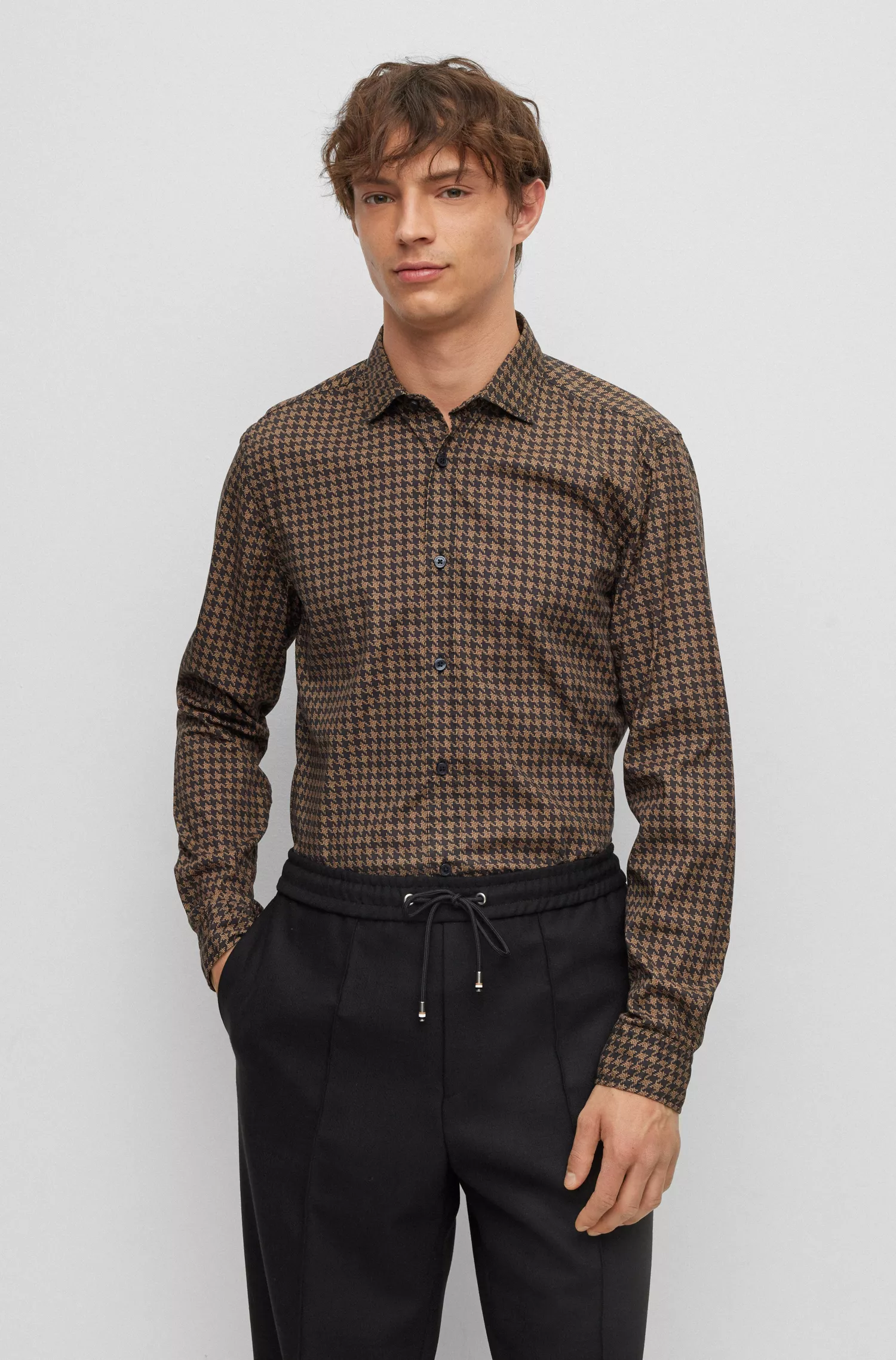 Camisa BOSS preta de corte slim em algodão elástico com estampa pied-de-poule.