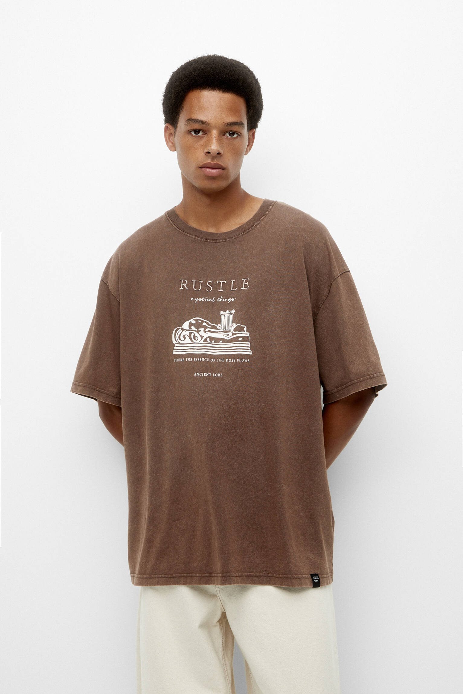 Camiseta marrom com efeito lavado e bordado - Marrom