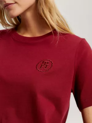 Camiseta moderna com bordado de monograma TH