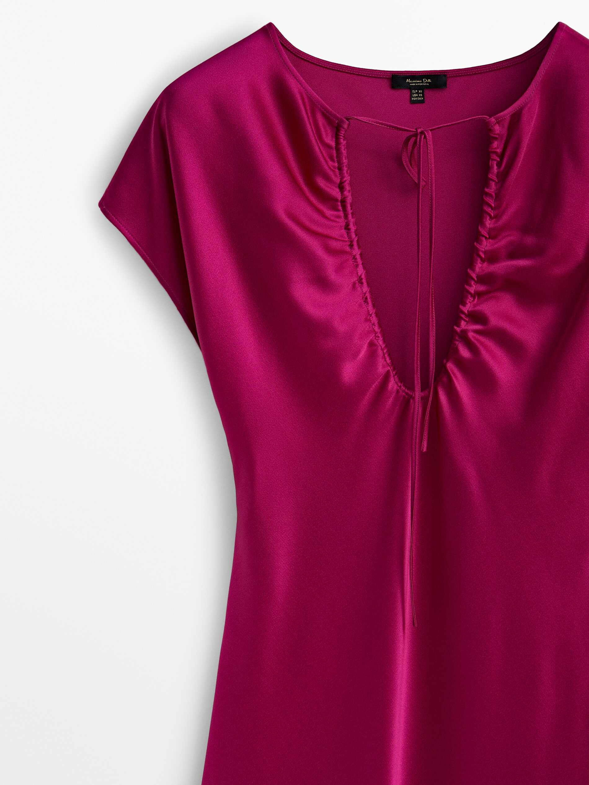 Vestido longo e fluido com detalhe no decote - Bougainvillea