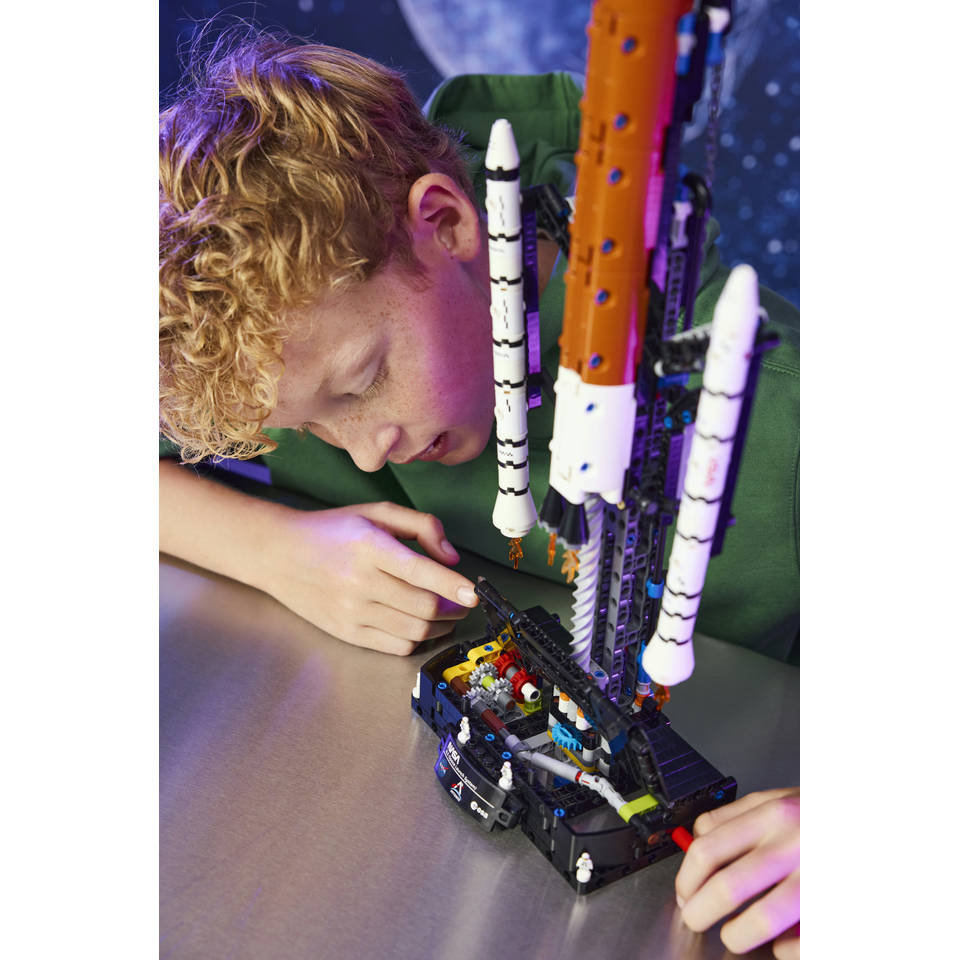 LEGO Technic NASA Artemis ruimteraket 42221