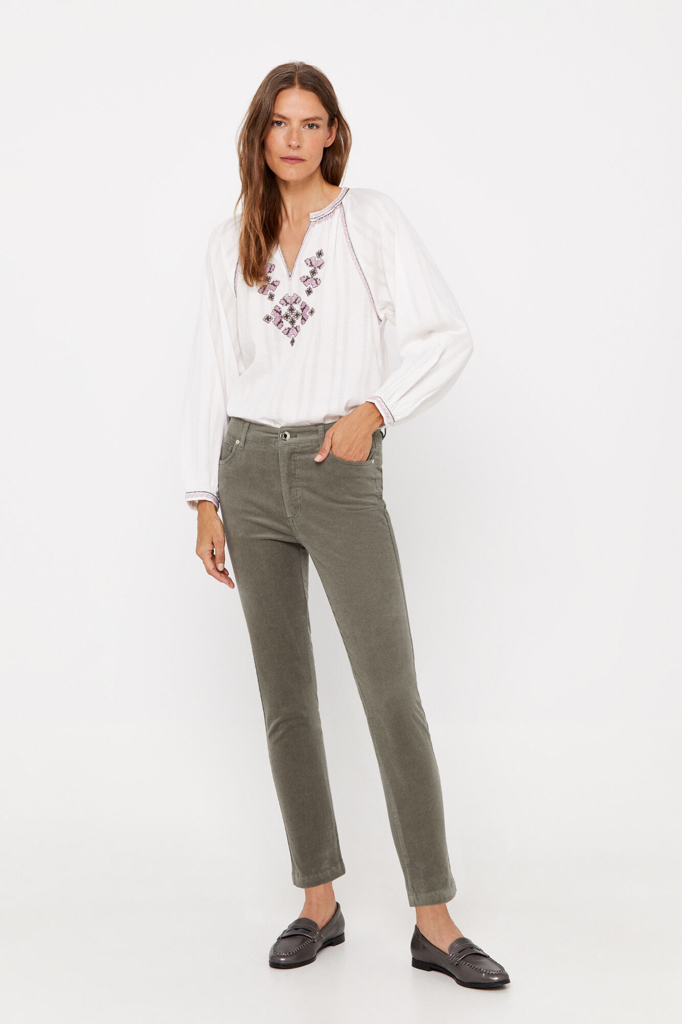 Blusa bordada sustentável