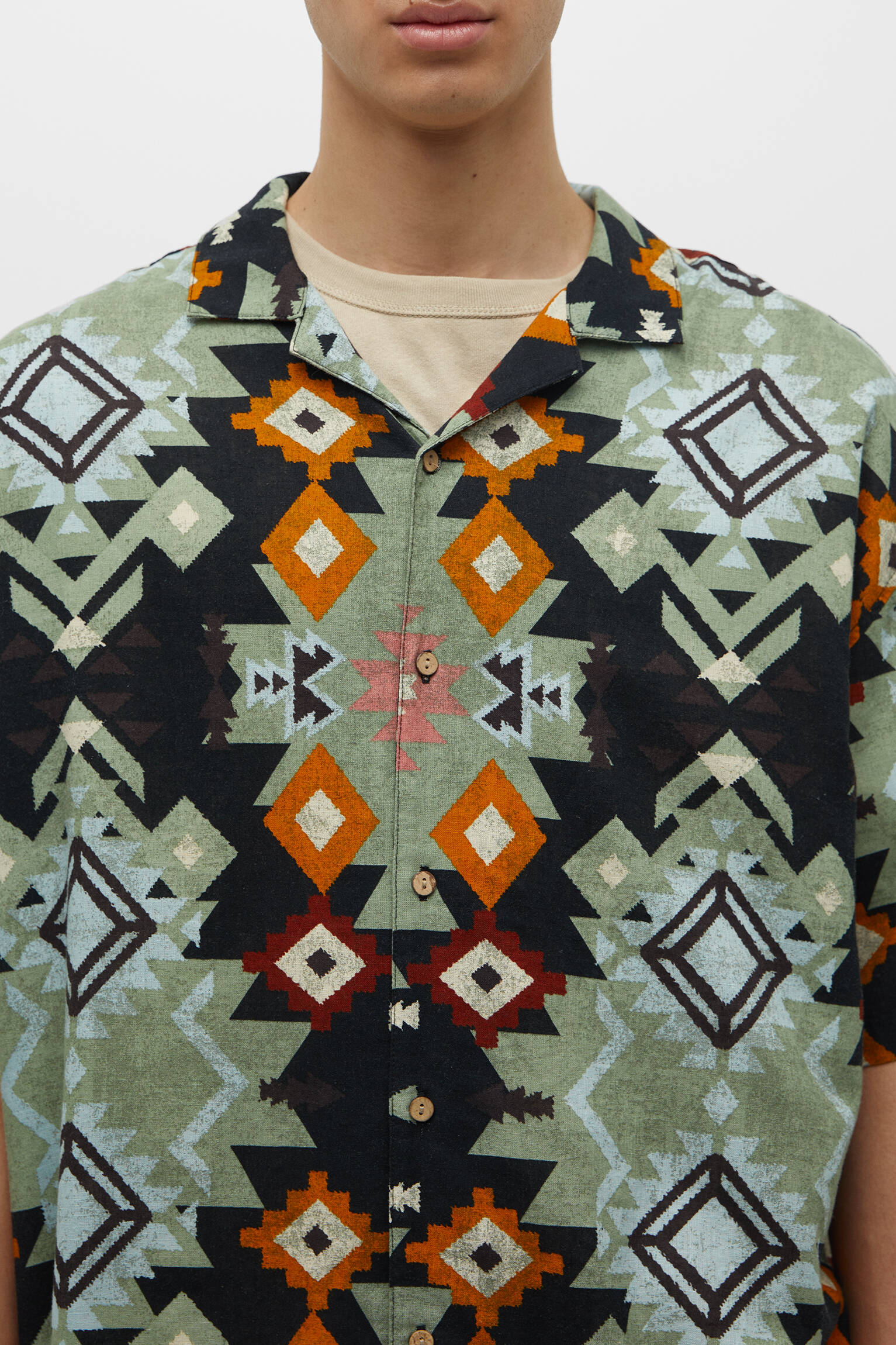 CAMISA ESTAMPADA DE MANGA CURTA - PRETA