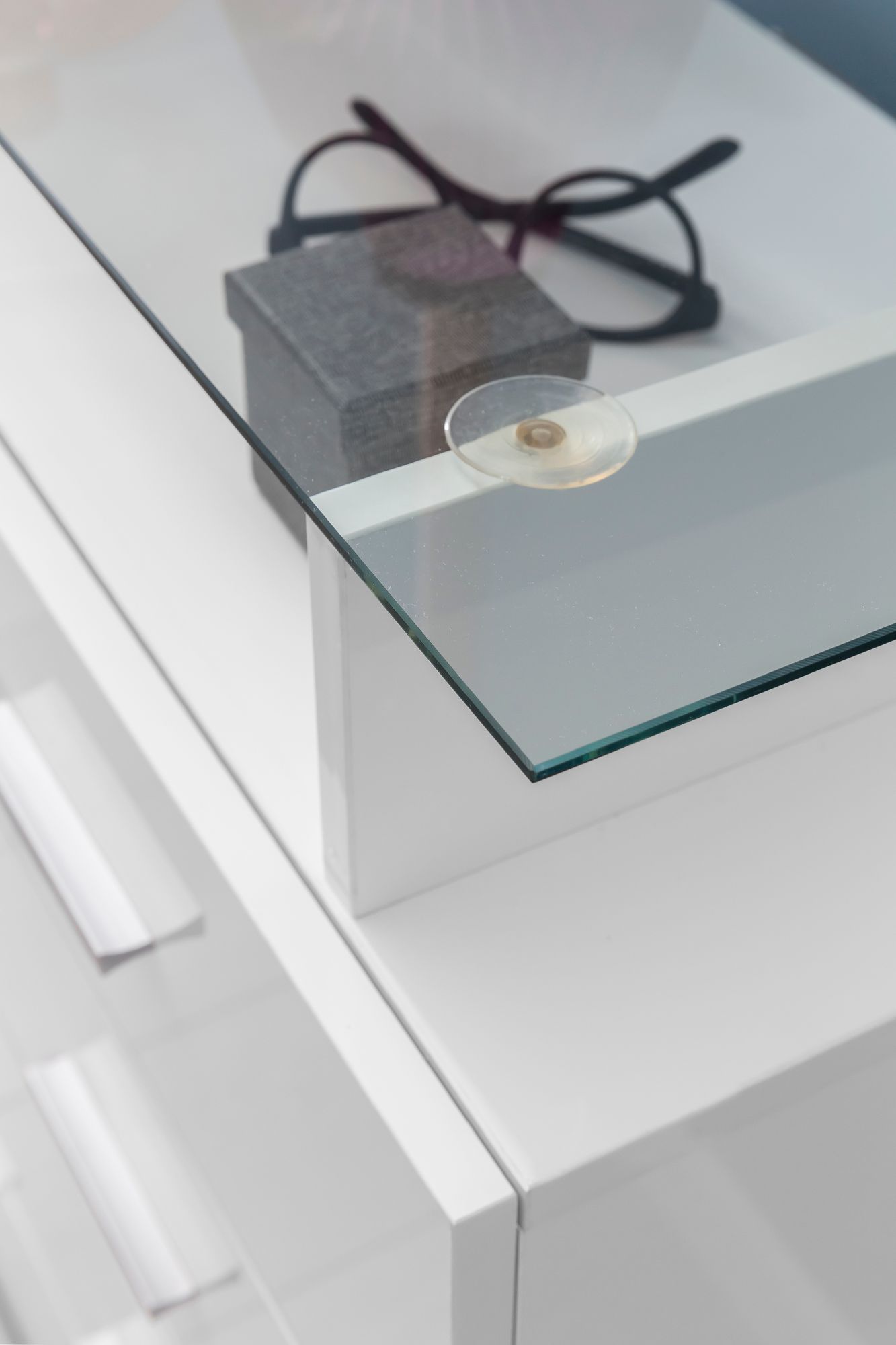 KADIMA DESIGN Hochglanz-Sideboard, Glasplatte, 4 Schubladen, modern, langlebig, 76x84x35 cm.